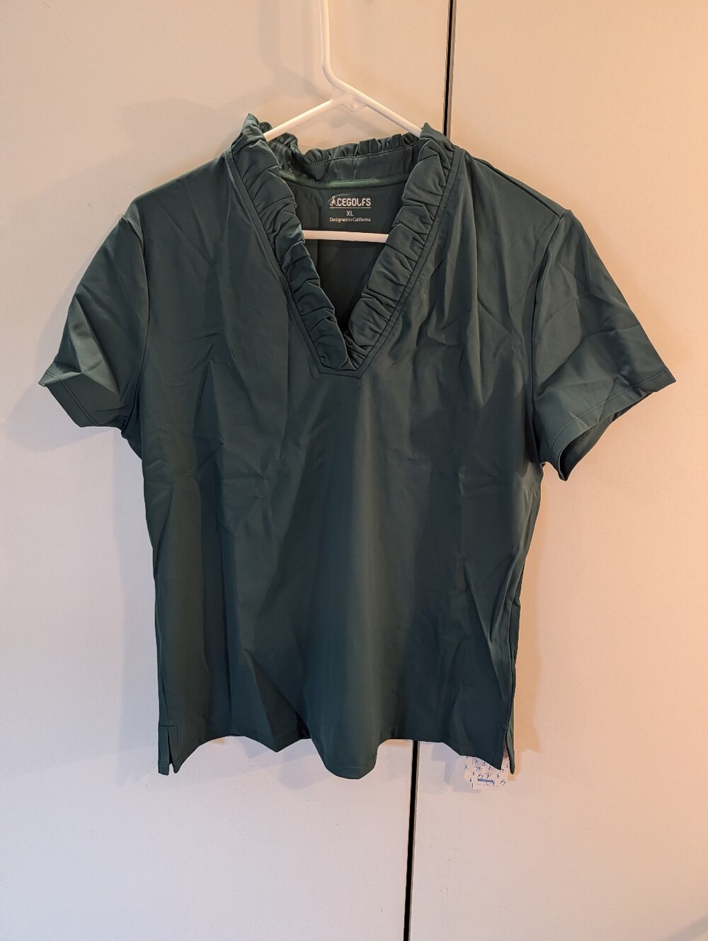Acegolfs Woman's XL Green Ruffled V-Neck Women’s Top NWT